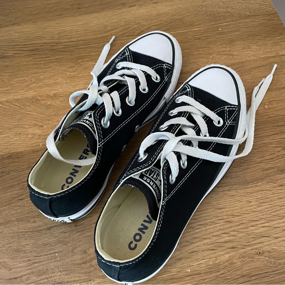 Converse Black and White Size US 6 Sneakers